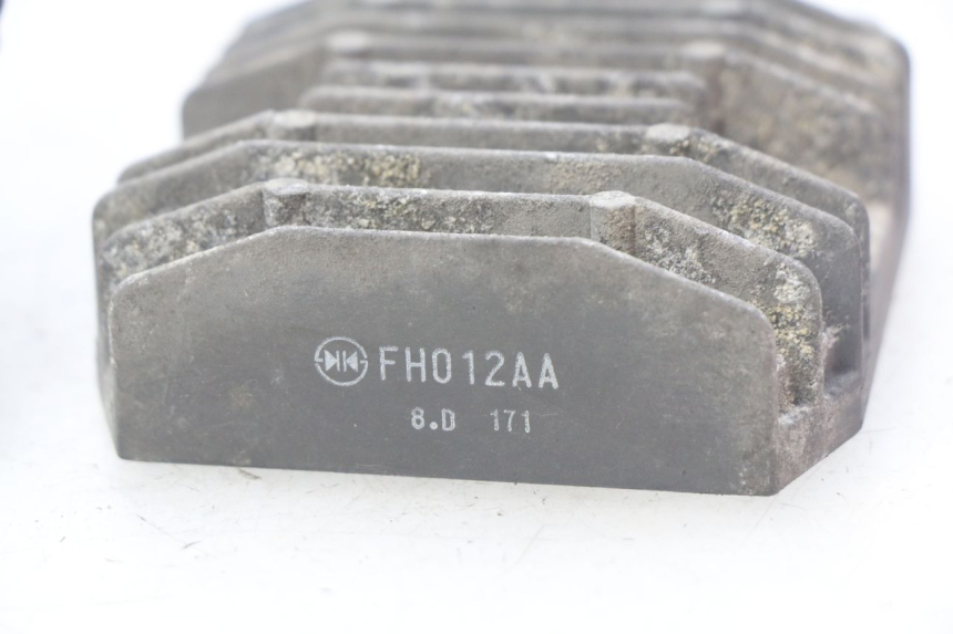 photo de REGULATEUR CHARGE YAMAHA FJR ABS 1300 (2006 - 2012) - Gros plan technique