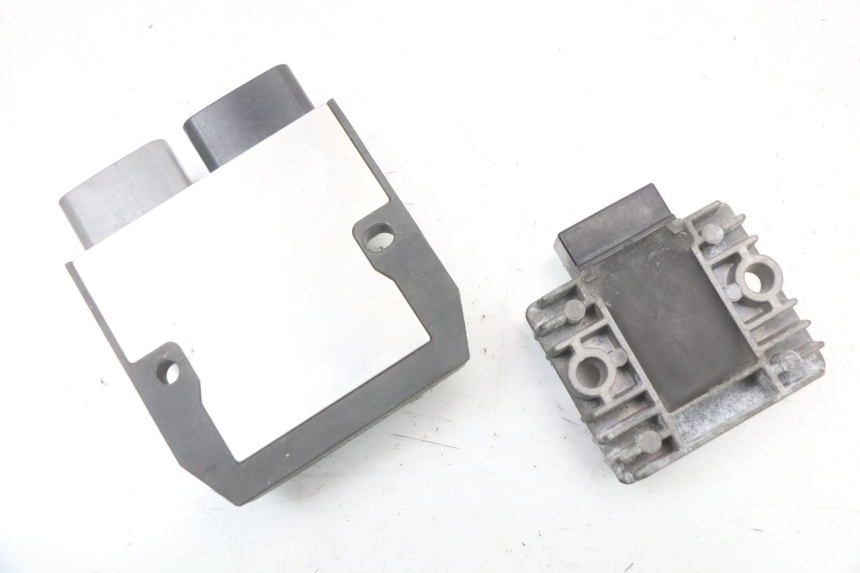 photo de REGULATEUR CHARGE YAMAHA FJR ABS 1300 (2006 - 2012) - Autre angle de vue