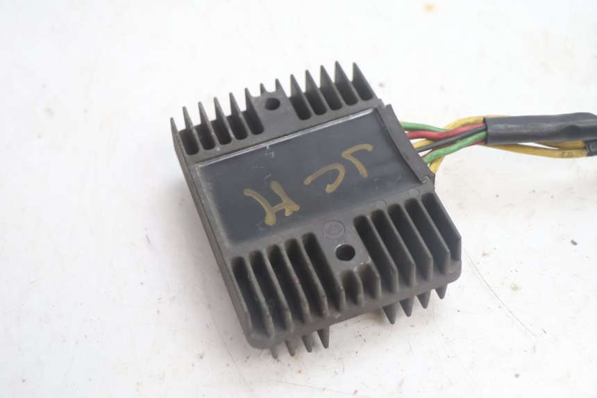 photo de REGULATEUR CHARGE HONDA FJS SILVER WING SILVERWING 400 (2005 - 2008) - Gros plan technique