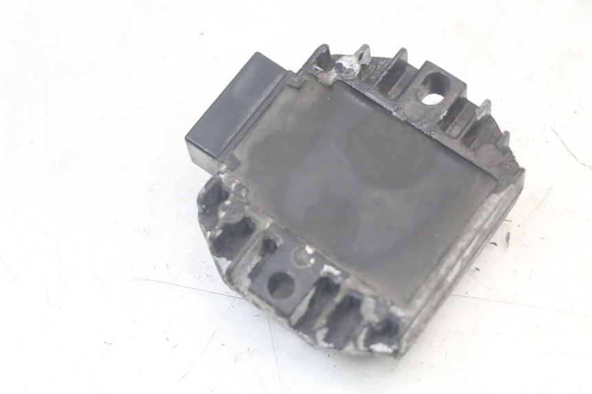 photo de REGULATEUR CHARGE MBK FLAME X 125 (2007 - 2016) - Gros plan technique