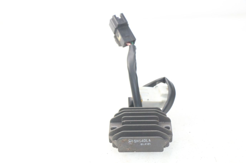 photo de REGULATEUR CHARGE PIAGGIO FLY IE 125 (2012 - 2017) - Gros plan technique