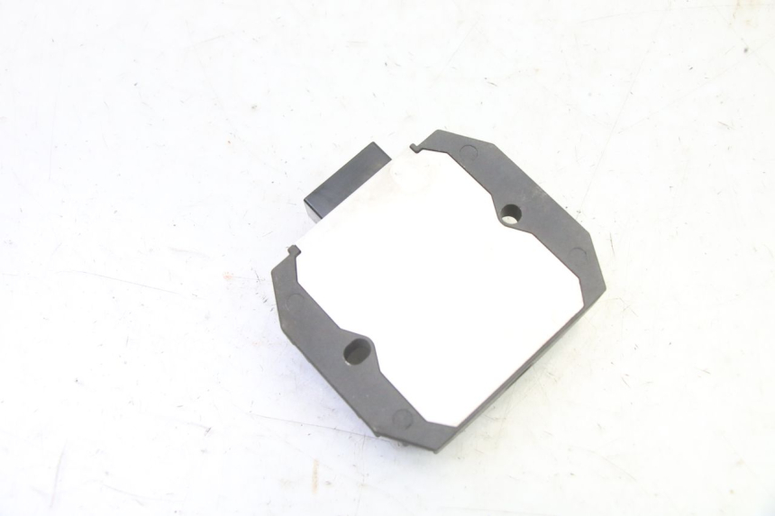 photo de REGULATEUR CHARGE YAMAHA FZ6 FAZER S2 600 (2007 - 2011) - Autre angle de vue