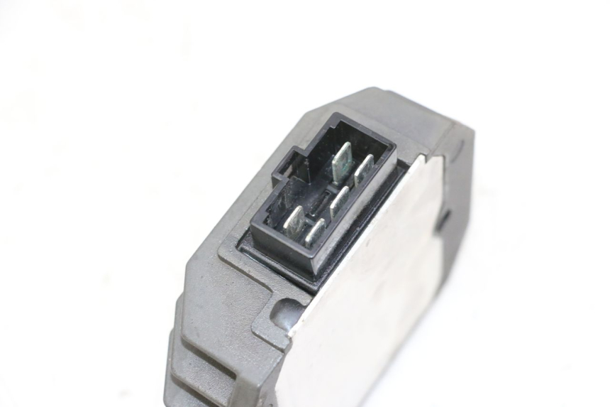 photo de REGULATEUR CHARGE YAMAHA FZ6 N FAZER 600 (2004 - 2006) - Gros plan technique