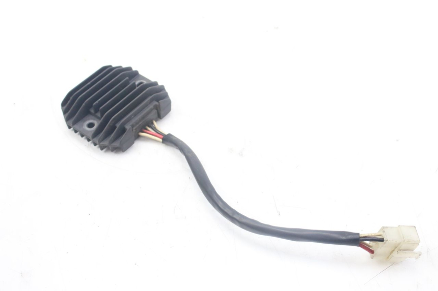 photo de REGULATEUR CHARGE YAMAHA FZS FAZER 600 (1998 - 2001) - Gros plan technique