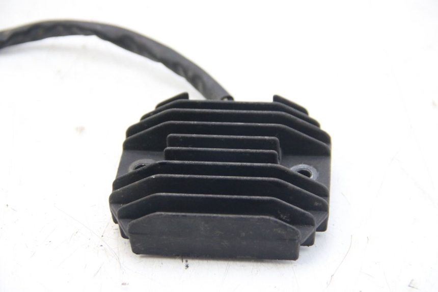 photo de REGULATEUR CHARGE YAMAHA FZS FAZER 600 (2001 - 2003) - Gros plan technique
