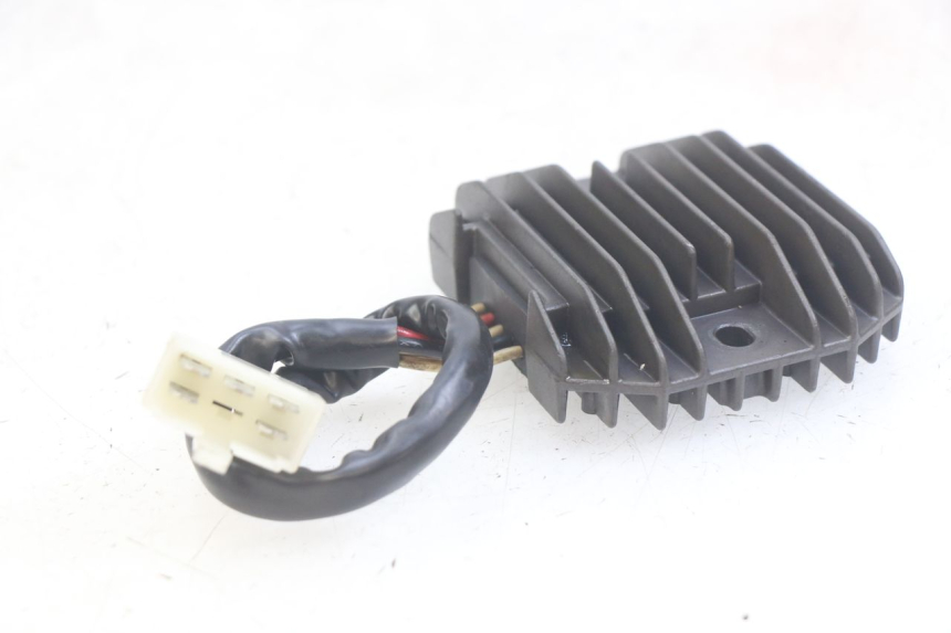 photo de REGULATEUR CHARGE YAMAHA FZS FAZER 600 (1998 - 2001) - Détail de la pièce