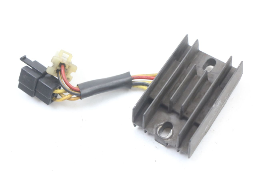 photo de REGULATEUR CHARGE SUZUKI GN 125 (1997 - 2000) - Détail de la pièce
