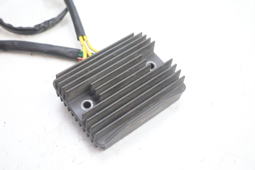 photo de REGULATEUR CHARGE GILERA GP 800 (2007 - 2013) - Détail de la pièce