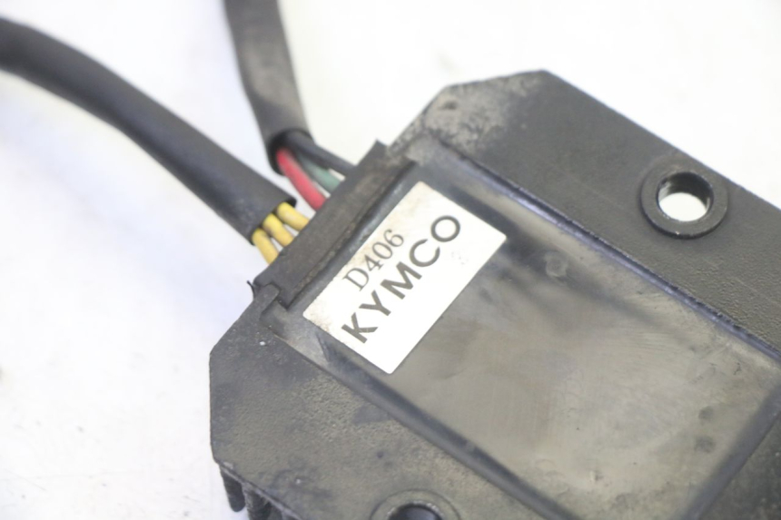 photo de REGULATEUR CHARGE KYMCO GRAND DINK 125 (2008 - 2014) - Gros plan technique