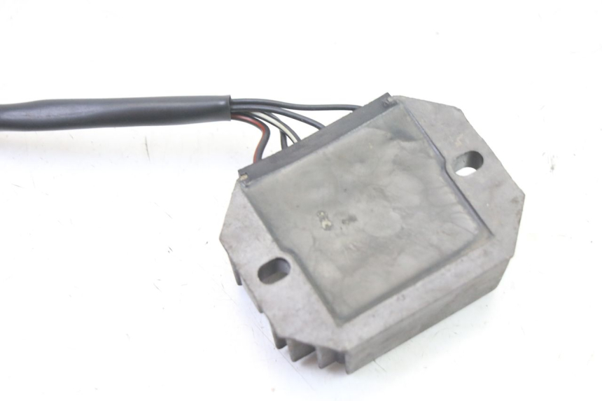 photo de REGULATEUR CHARGE SUZUKI GS GSE 500 (2001 - 2003) - Gros plan technique