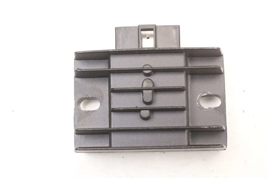 photo de REGULATEUR CHARGE HYOSUNG GTR 125 (2006 - 2008) - Zoom état d’usage