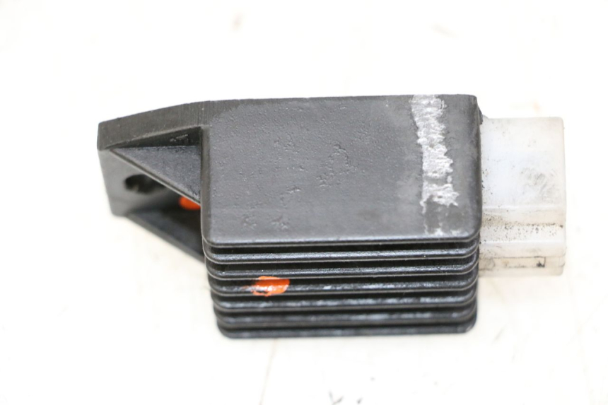 photo de REGULATEUR CHARGE PEUGEOT KISBEE 2T 50 (2010 - 2017) - Gros plan technique