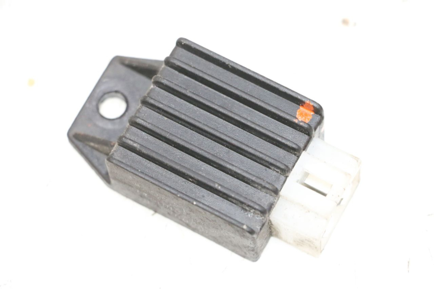 photo de REGULATEUR CHARGE PEUGEOT KISBEE 2T 50 (2010 - 2017) - Gros plan technique