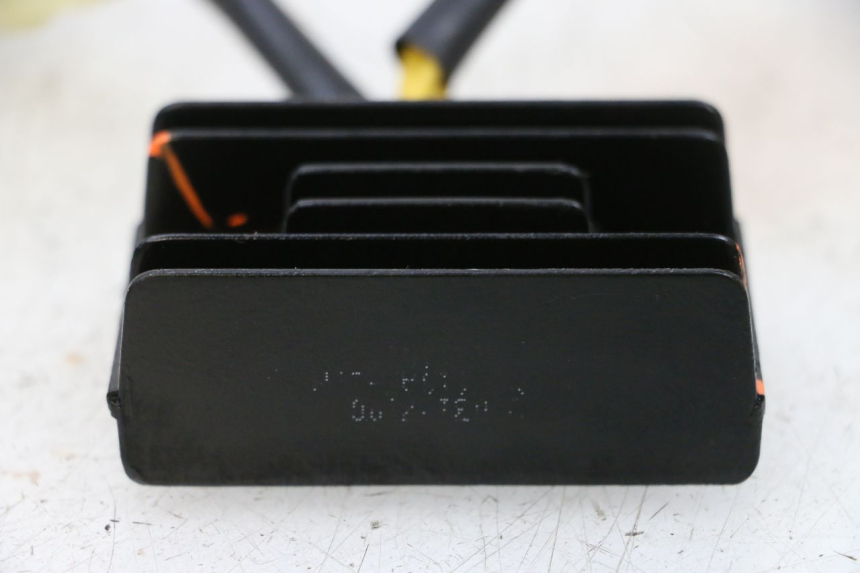 photo de RÉGULATEUR DE CHARGE PEUGEOT KISBEE 4T 50 (2018 - 2022) - Gros plan technique