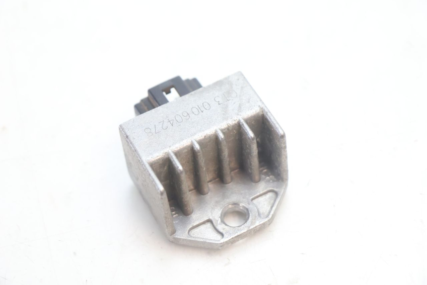 photo de REGULATEUR CHARGE PEUGEOT KISBEE 4T 50 (2010 - 2017) - Détail de la pièce
