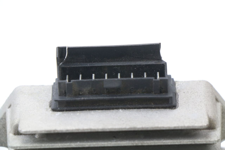 photo de REGULATEUR CHARGE PIAGGIO LIBERTY 2T 50 (2004 - 2008) - Gros plan technique