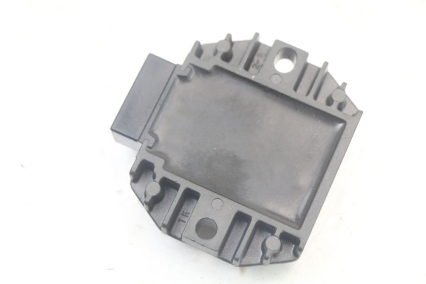 photo de REGULATEUR CHARGE PIAGGIO LIBERTY 125 (2009 - 2013) - Gros plan technique