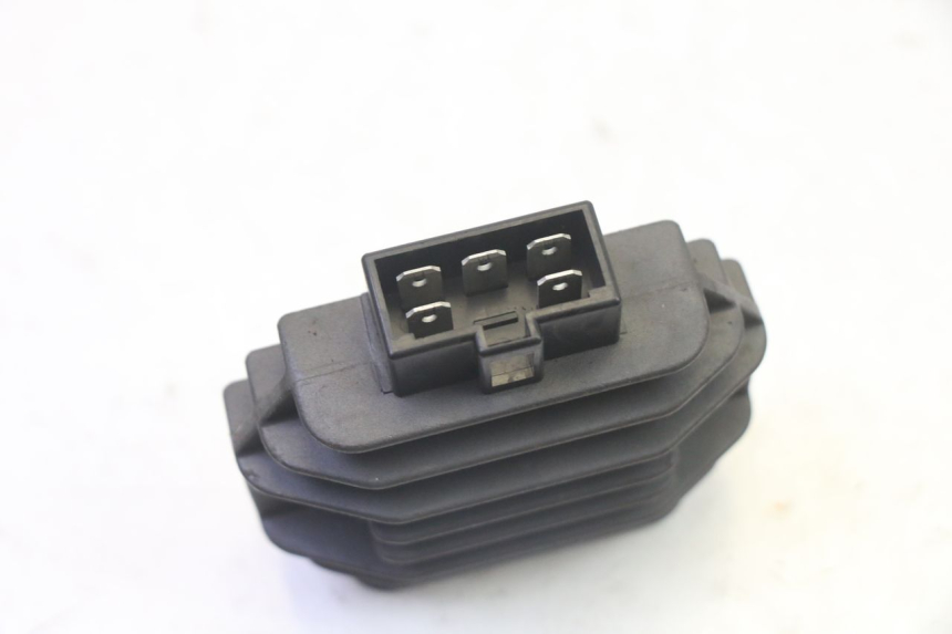 photo de REGULATEUR CHARGE PIAGGIO LIBERTY 125 (1998 - 2008) - Autre angle de vue