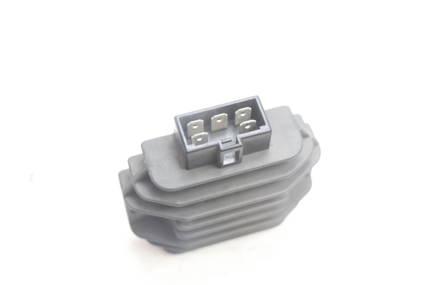 photo de REGULATEUR CHARGE PIAGGIO LIBERTY 125 (1998 - 2008) - Gros plan technique