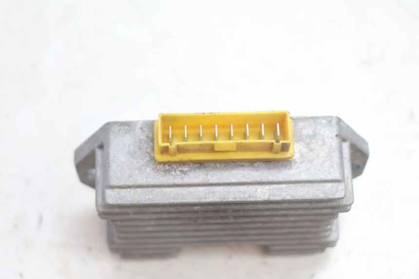 photo de REGULATEUR CHARGE PIAGGIO LIBERTY 50 (1998 - 2003) - Autre angle de vue