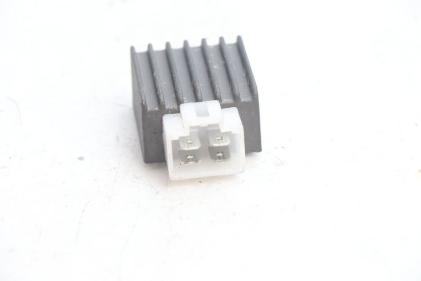 photo de REGULATEUR CHARGE PEUGEOT LUDIX BLASTER 50 (2006 - 2014) - Zoom état d’usage