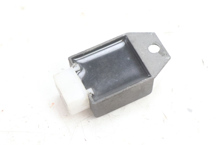 photo de REGULATEUR CHARGE PEUGEOT LUDIX BLASTER 50 (2006 - 2014) - Autre angle de vue