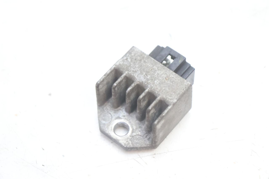 photo de REGULATEUR CHARGE PEUGEOT LUDIX 50 (2005 - 2007) - Détail de la pièce