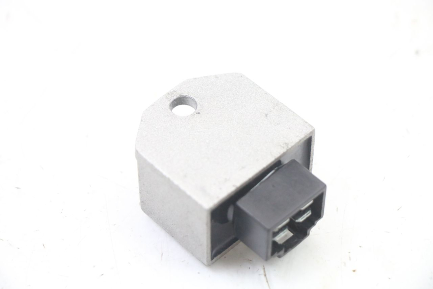 photo de REGULATEUR CHARGE MBK OVETTO ONE 2T 50 (2013 - 2017) - Gros plan technique