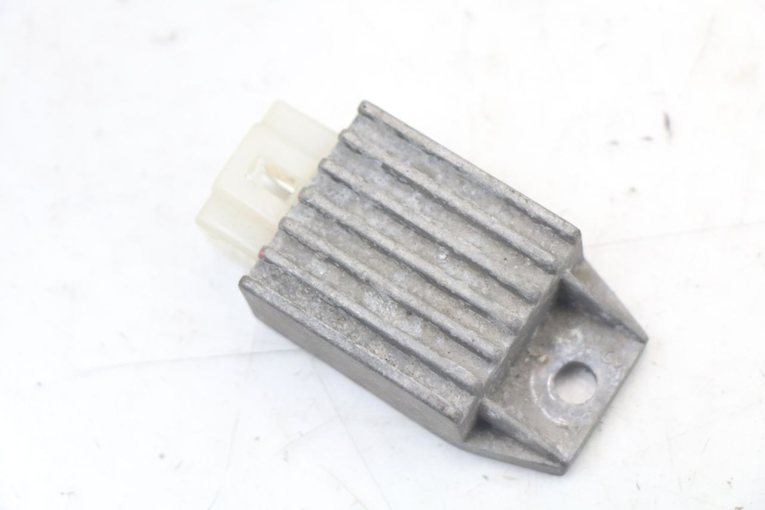 photo de RÉGULATEUR DE CHARGE SYM MIO 50 (2011 - 2017) - Détail de la pièce