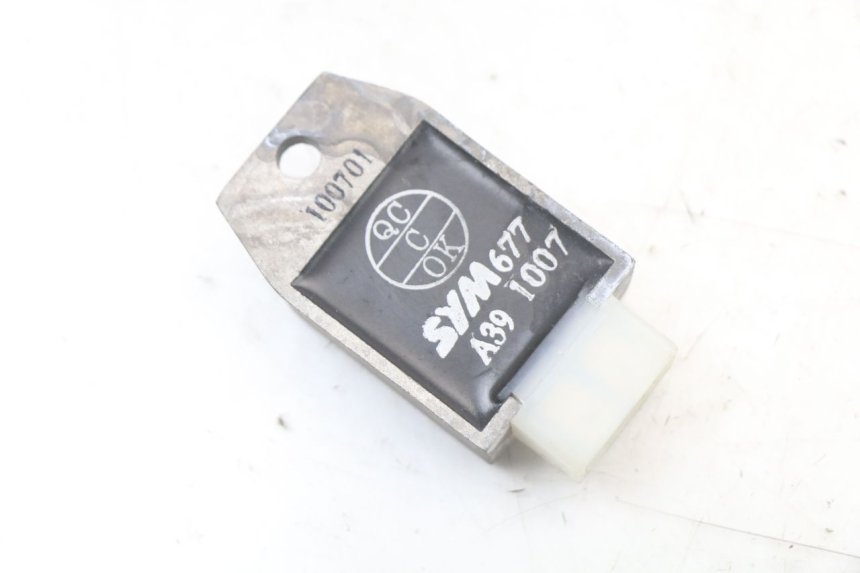 photo de RÉGULATEUR DE CHARGE SYM MIO 50 (2011 - 2017) - Autre angle de vue