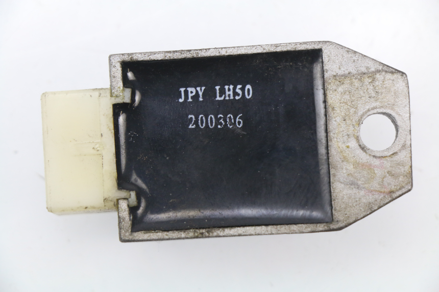 photo de REGULATEUR CHARGE LINHAI MONARCH 125 (2003 - 2005) - Autre angle de vue