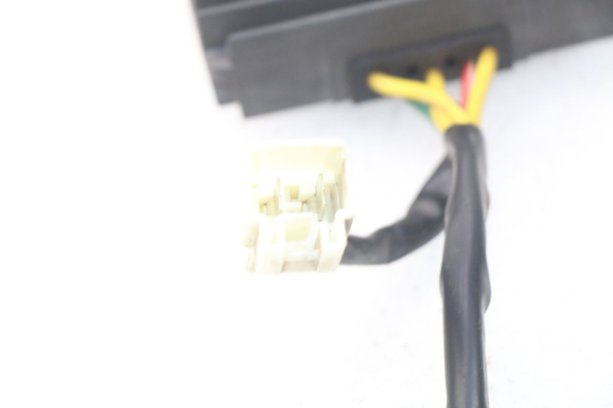 photo de REGULATEUR CHARGE PIAGGIO MP3 HPE 500 (2019 - 2022) - Gros plan technique