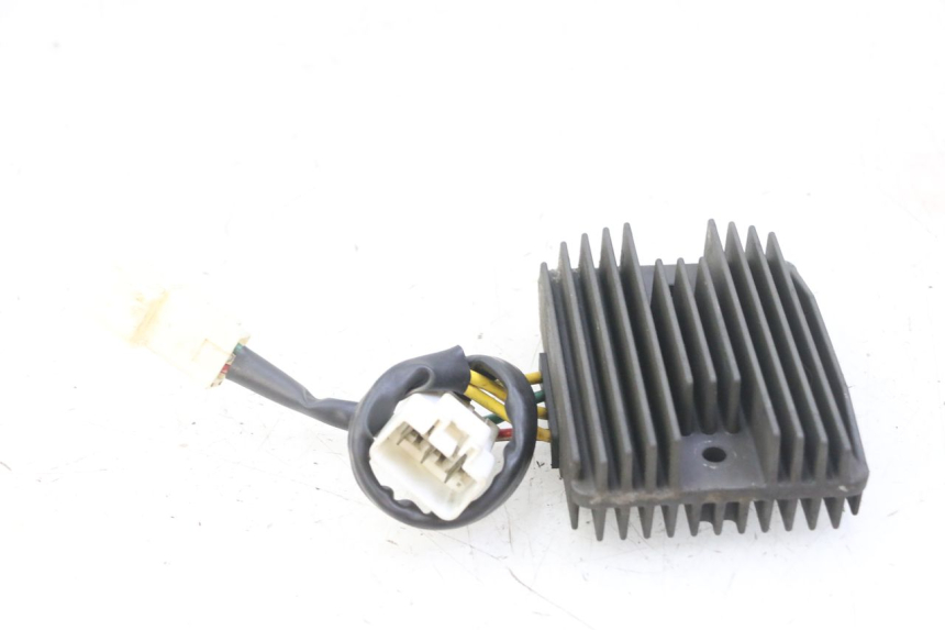 photo de REGULATEUR CHARGE PIAGGIO MP3 LT 300 (2010 - 2016) - Gros plan technique