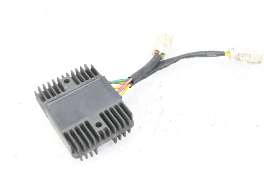 photo de REGULATEUR CHARGE PIAGGIO MP3 LT 300 (2010 - 2016) - Gros plan technique