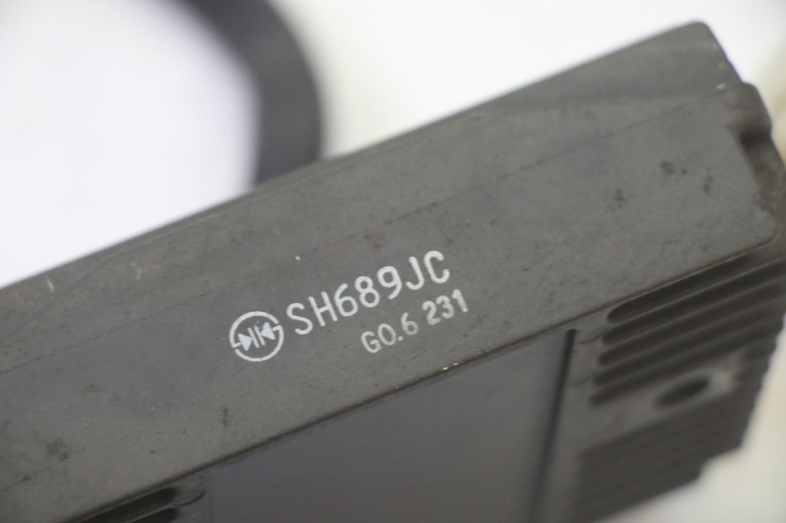 photo de REGULATEUR CHARGE PIAGGIO MP3 LT 300 (2010 - 2016) - Autre angle de vue