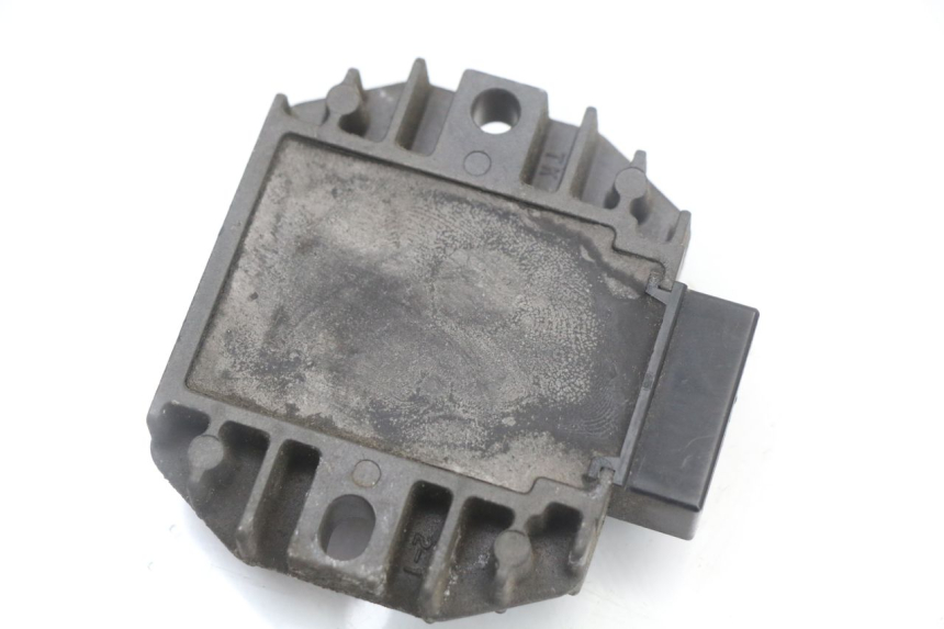 photo de REGULATEUR CHARGE PIAGGIO MP3 125 (2006 - 2014) - Gros plan technique