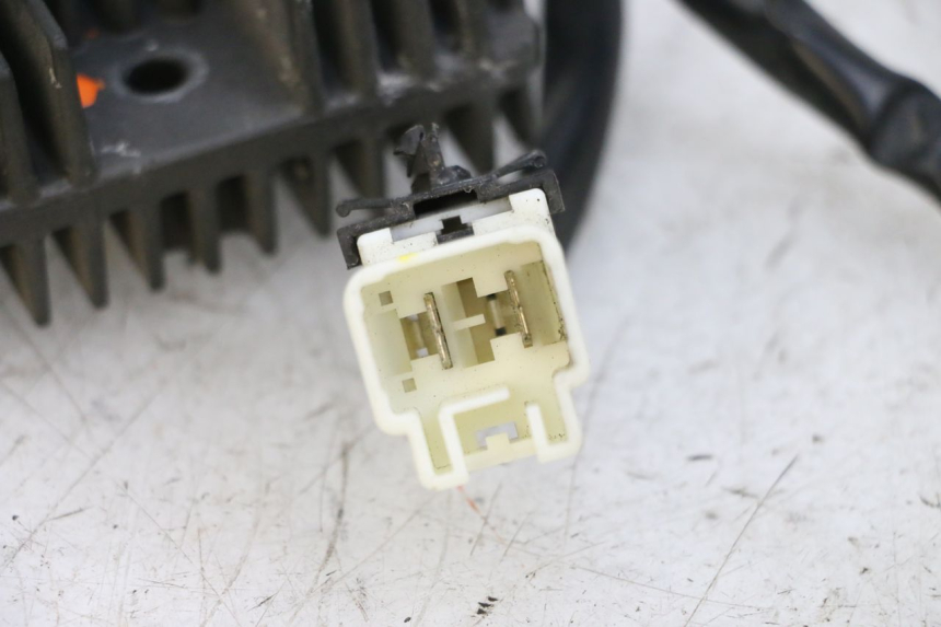 photo de RÉGULATEUR DE CHARGE PIAGGIO MP3 500 (2014 - 2017) - Gros plan technique