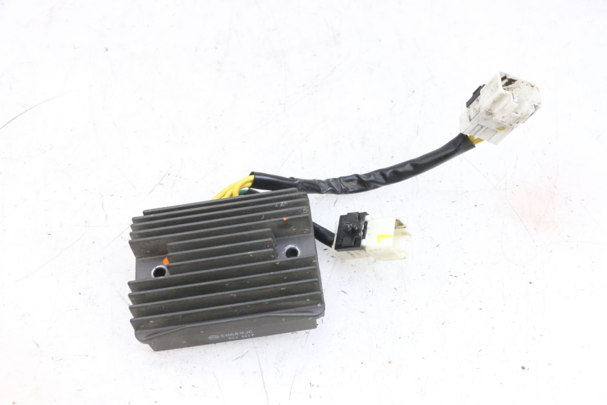photo de RÉGULATEUR DE CHARGE PIAGGIO MP3 500 (2014 - 2017) - Points de fixation
