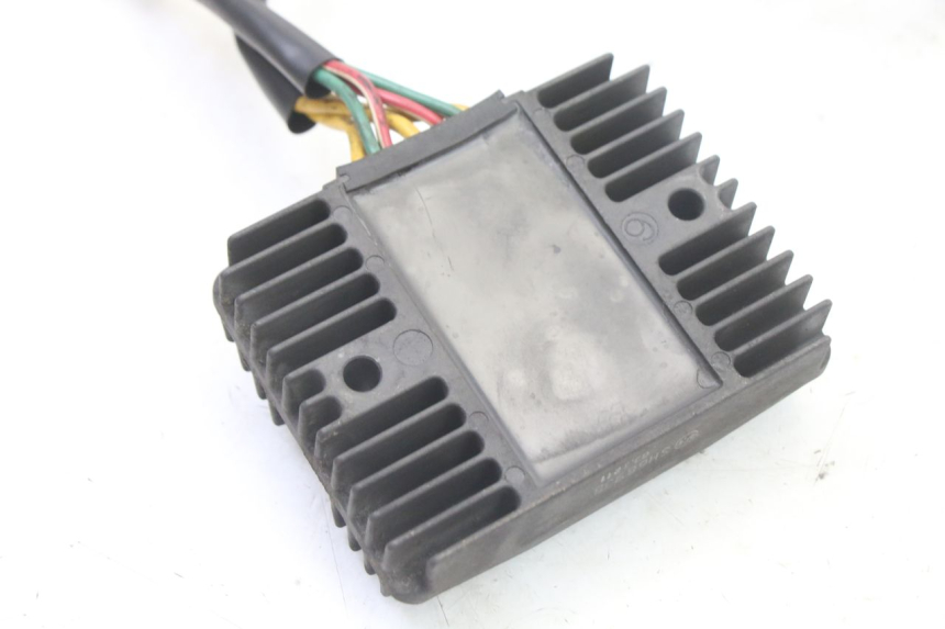 photo de REGULATEUR CHARGE PIAGGIO MP3 500 (2011 - 2015) - Gros plan technique