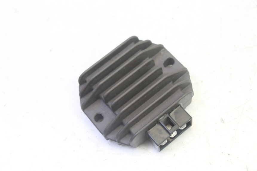 photo de REGULATEUR CHARGE PIAGGIO MP3 125 (2006 - 2014) - Vue principale