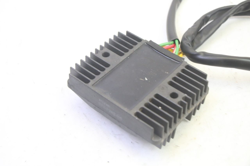photo de RÉGULATEUR DE CHARGE PIAGGIO MP3 RL 250 (2006 - 2010) - Gros plan technique