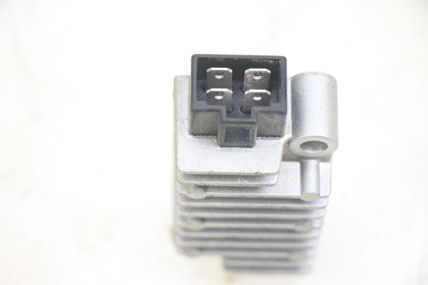 photo de REGULATEUR CHARGE YAMAHA NEOS NEO'S 4T 50 (2008 - 2016) - Zoom état d’usage