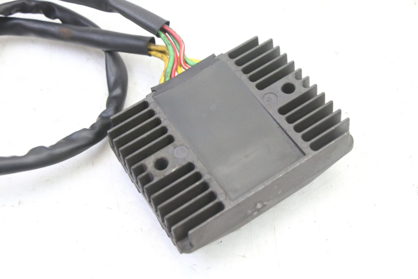 photo de RÉGULATEUR DE CHARGE GILERA NEXUS 125 (2009 - 2013) - Gros plan technique