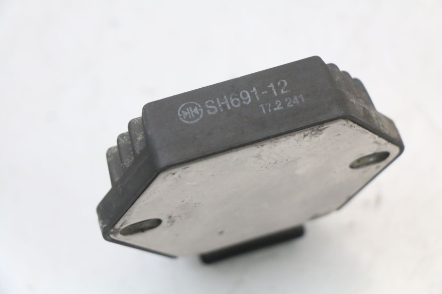 photo de REGULATEUR CHARGE HONDA NTV DEAUVILLE 650 (1998 - 2001) - Gros plan technique