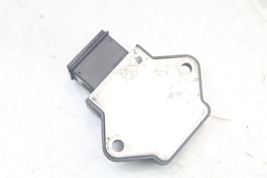 photo de REGULATEUR CHARGE HONDA NTV DEAUVILLE 650 (1998 - 2001) - Autre angle de vue
