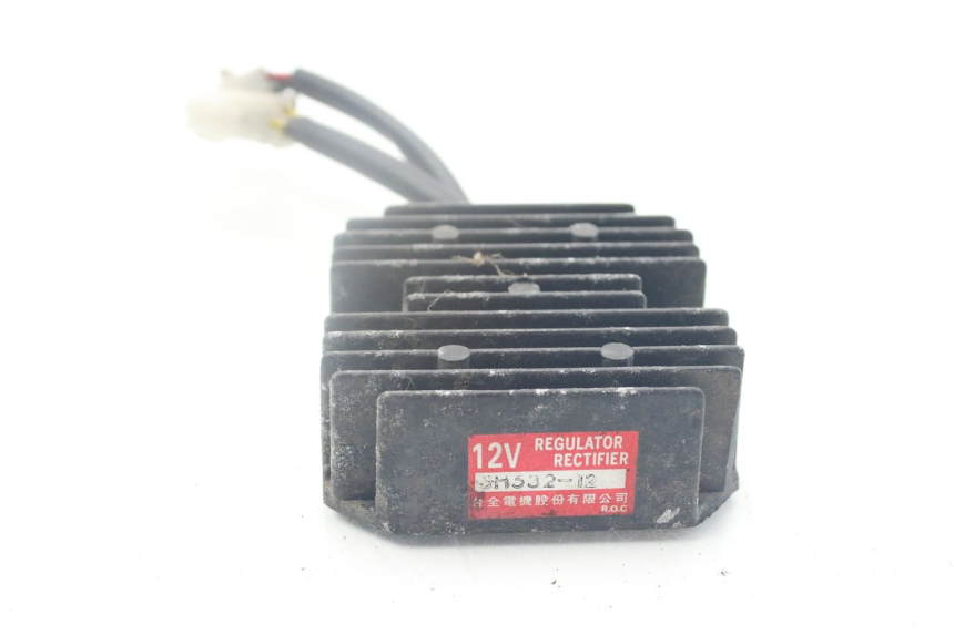 photo de REGULATEUR CHARGE KYMCO PEOPLE 250 (2004 - 2008) - Gros plan technique