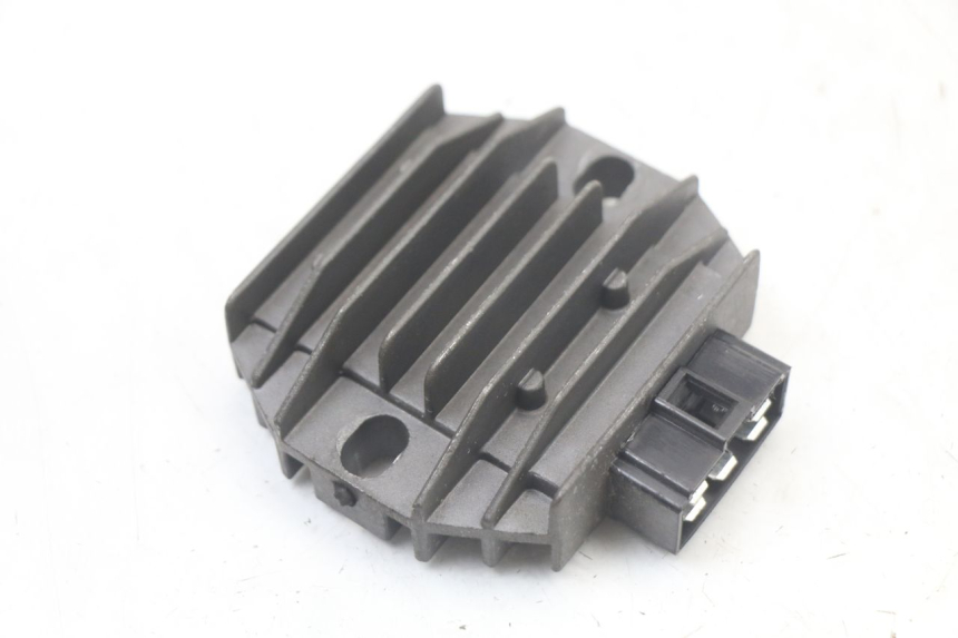 photo de REGULATEUR CHARGE PIAGGIO BEVERLY 125 (1998 - 2005) - Vue principale