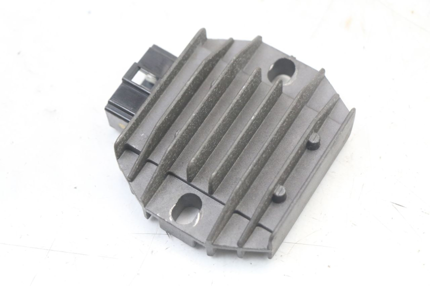 photo de REGULATEUR CHARGE PIAGGIO BEVERLY 125 (1998 - 2005) - Détail de la pièce