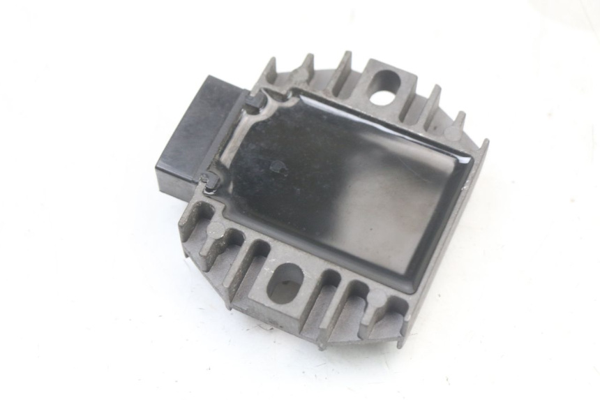 photo de REGULATEUR CHARGE PIAGGIO BEVERLY 125 (1998 - 2005) - Autre angle de vue