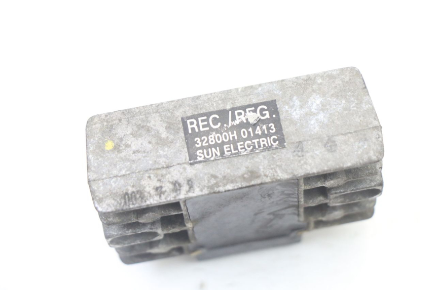 photo de RÉGULATEUR DE CHARGE PIAGGIO VESPA GRANTURISMO 125 (2003 - 2007) - Gros plan technique